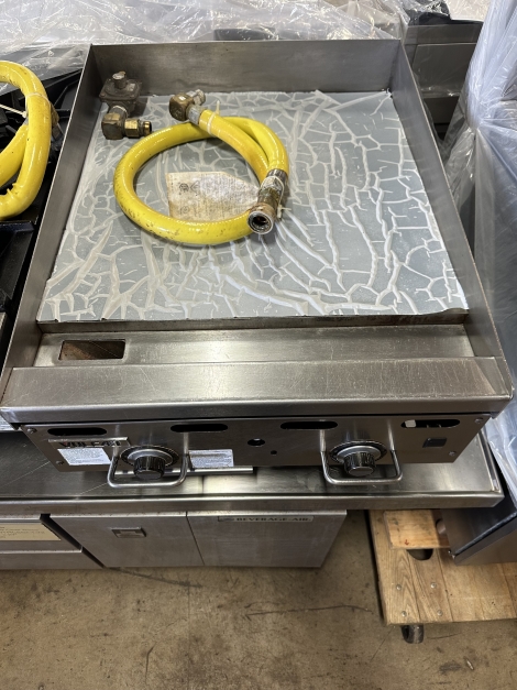 Vulcan MSA24 24"W x 31.5"D Low Profile Heavy Duty Natural Gas Griddle w/Snap Action Thermostatic Controls 54K BTU w/Quick Disconnect Gas Valve
